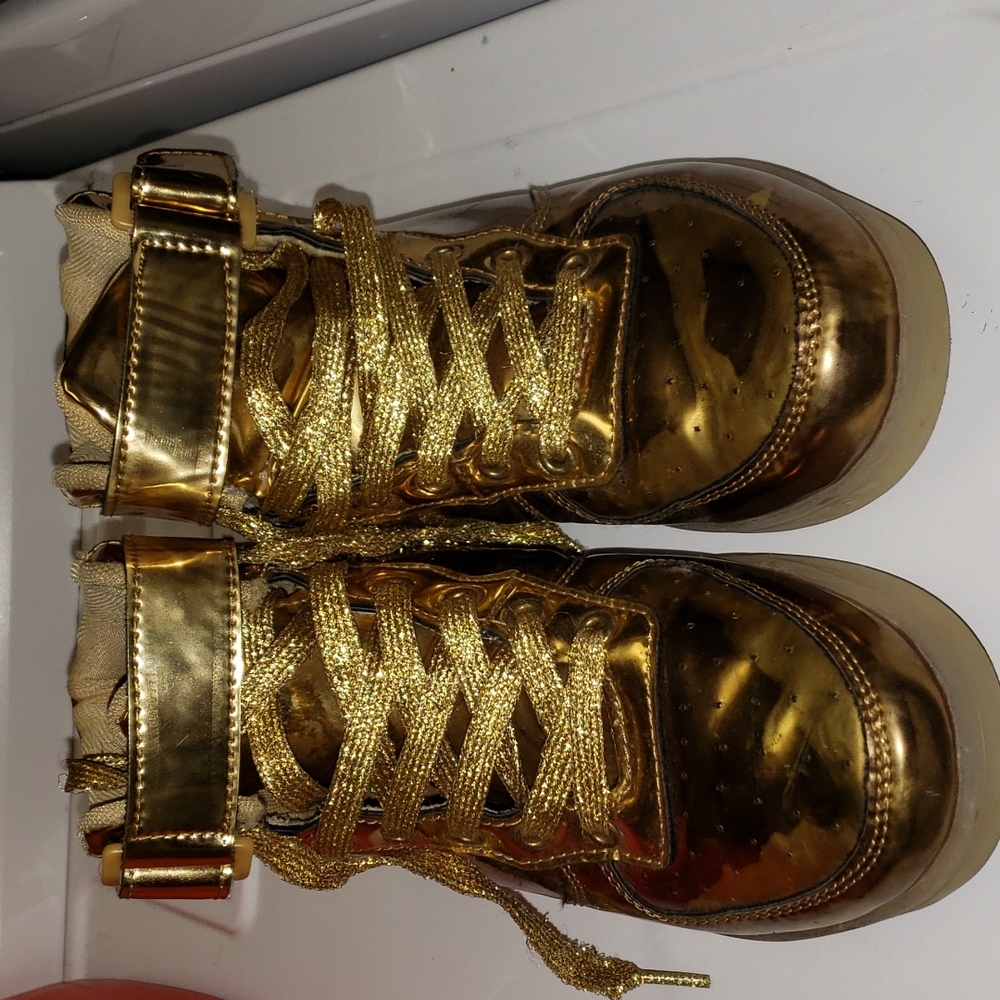 Tennis shoes